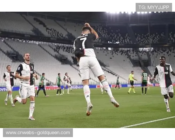 尤文图斯客场大胜，球迷烟火干扰比赛短暂中断